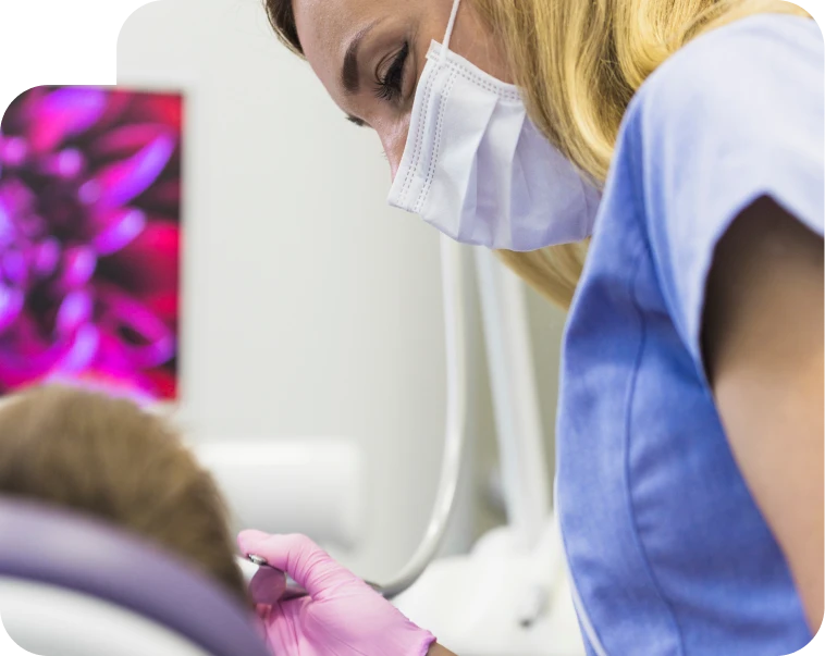 Dentista com máscara atendendo