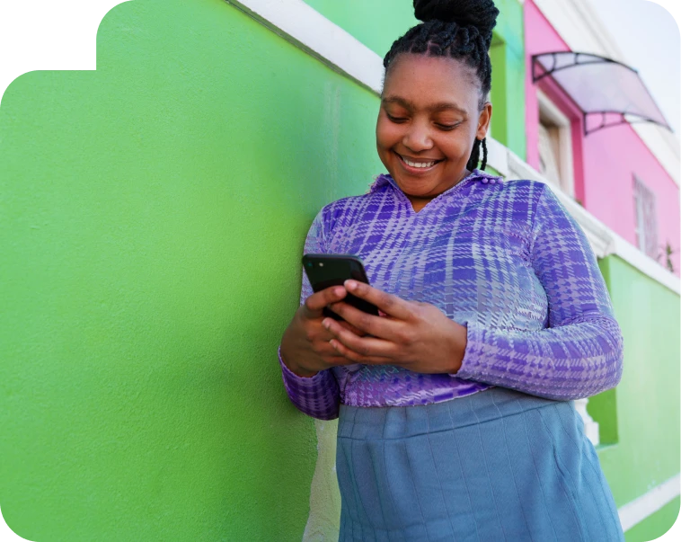 Mulher mexendo no celular